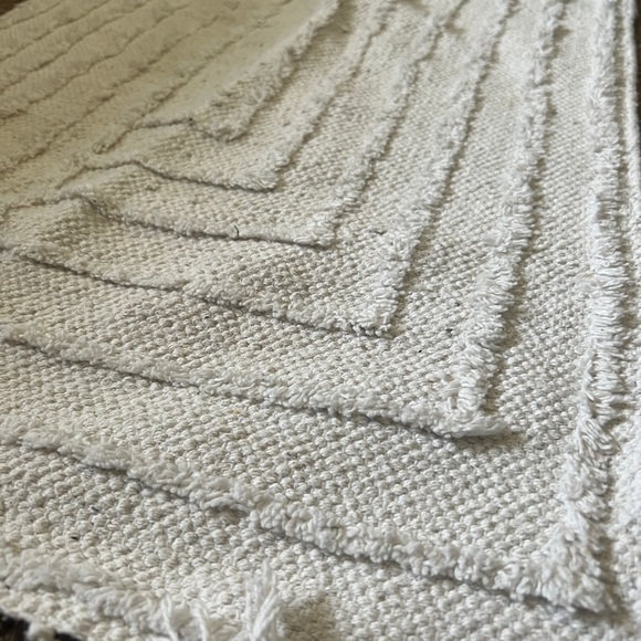 White rug - Picture 3 of 6